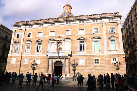 The Catalan government headquarters with a yellow ribbon banner on the facade (by ACN)